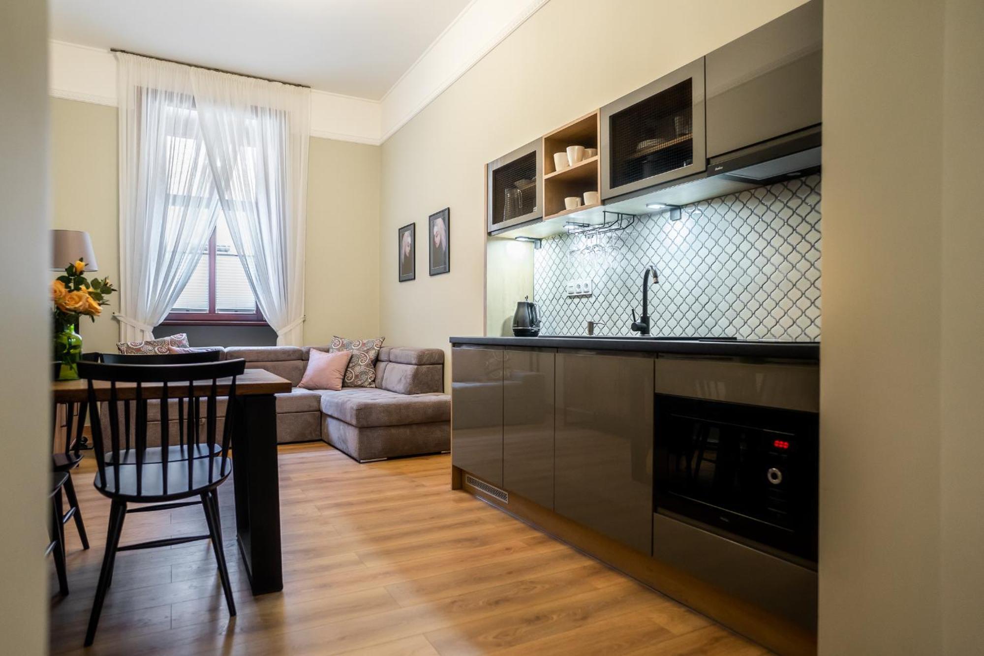Old Town Ac Apartments Main Raiway Station Krakau Buitenkant foto
